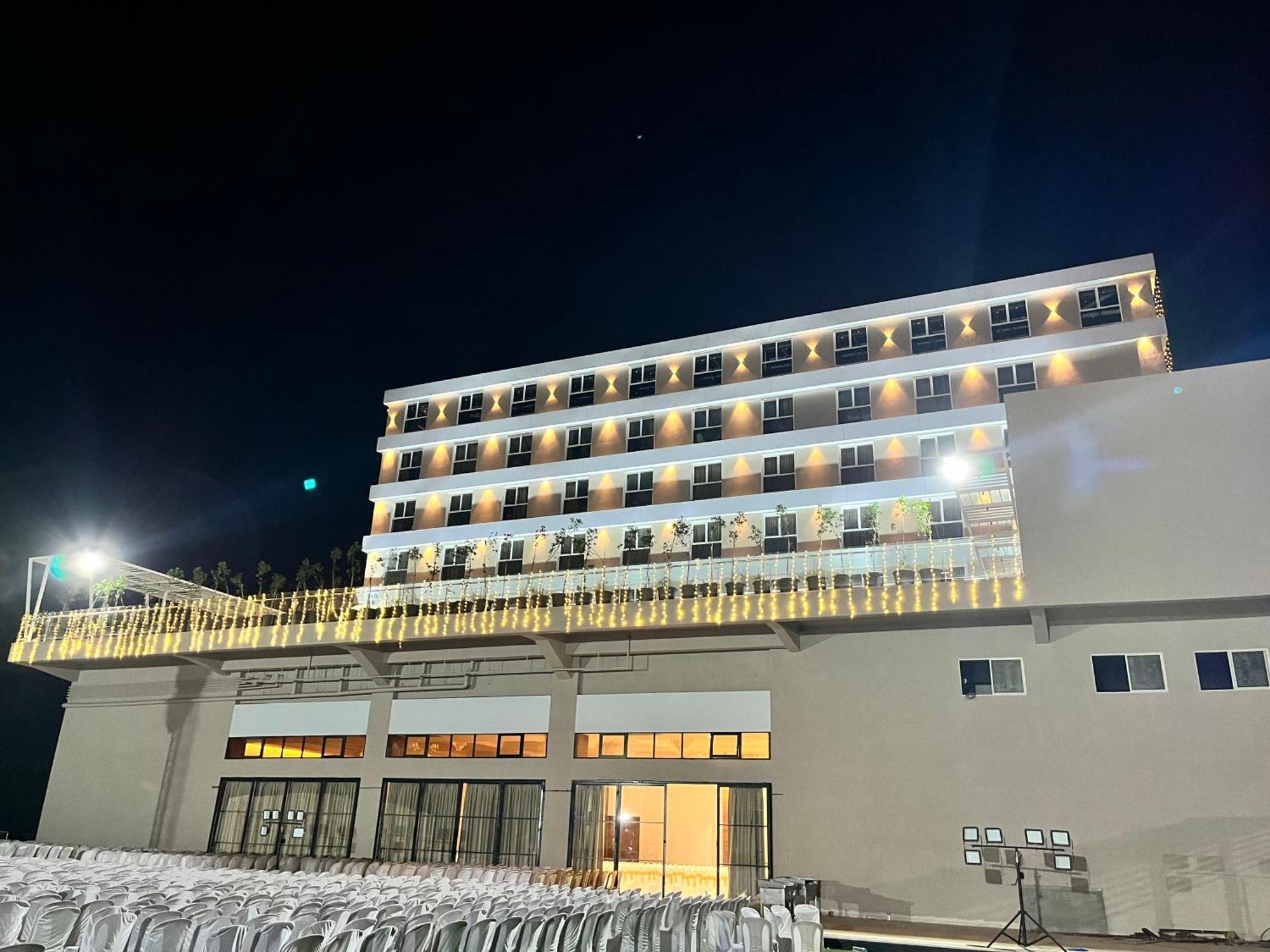 Hotel Vits Satyajeet Karād Zewnętrze zdjęcie